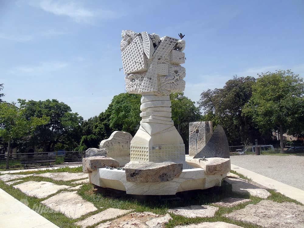 Ispred ulaza u grad...