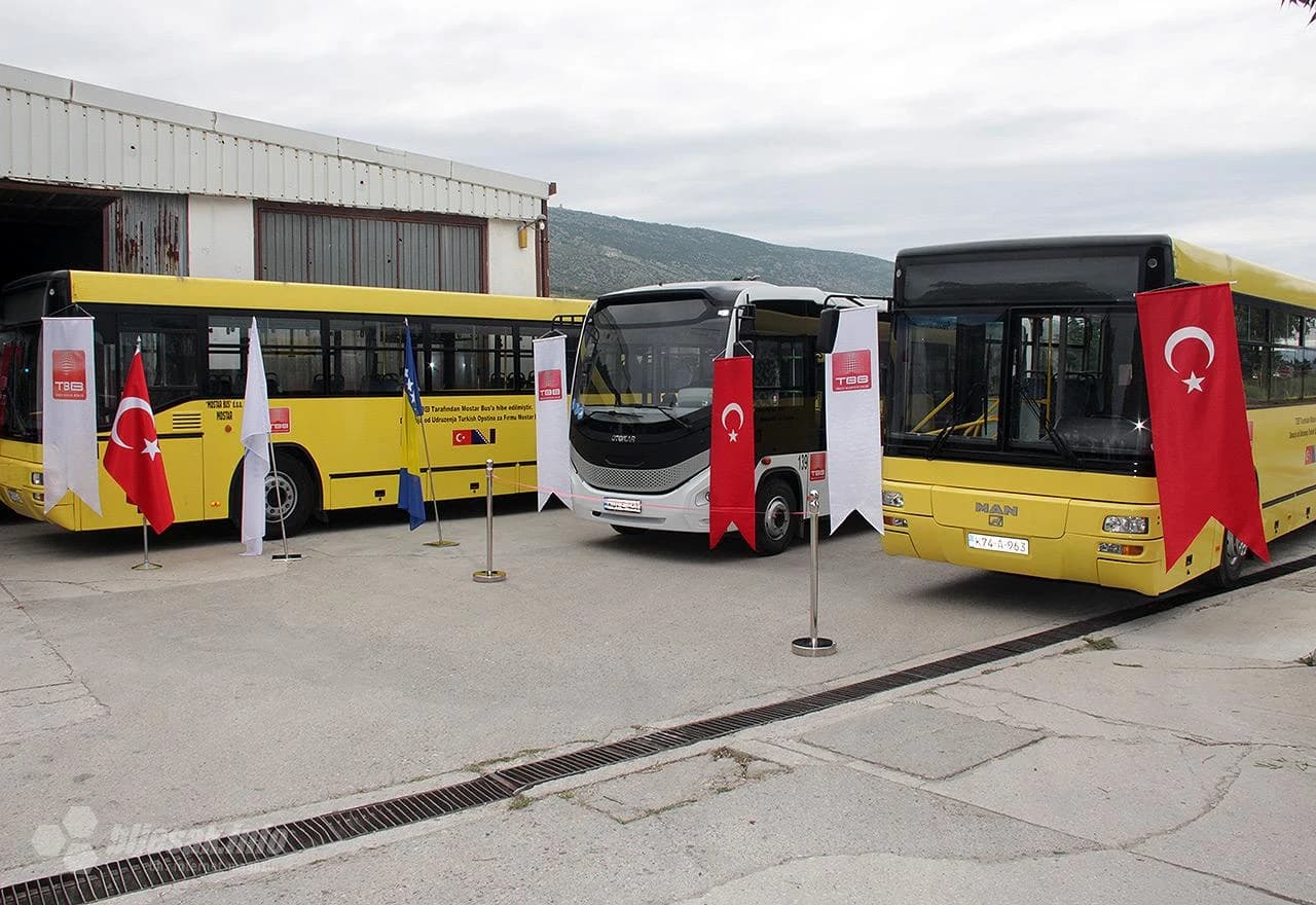 Detalj s uručivanja donacije autobusa Mo busu