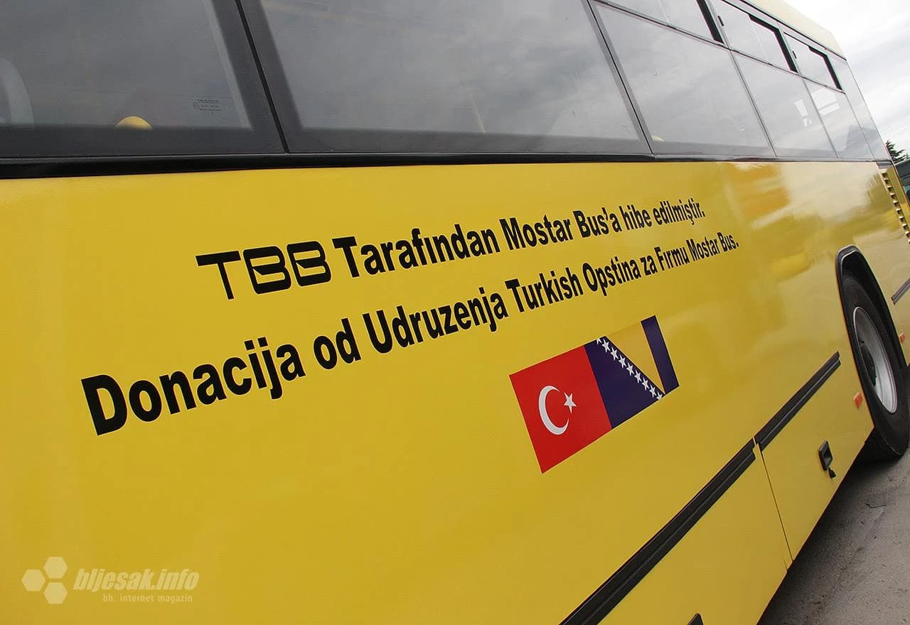 Detalj s uručivanja donacije autobusa Mo busu