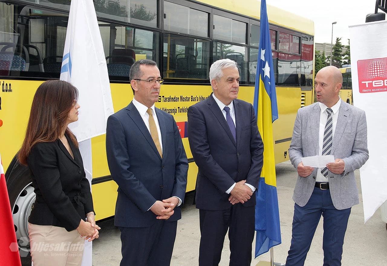 Detalj s uručivanja donacije autobusa Mo busu