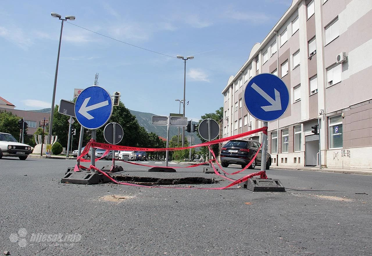 Rupa na raskrižju kod Doma zdravlja - zabilježeno u ponedjeljak 25.6.