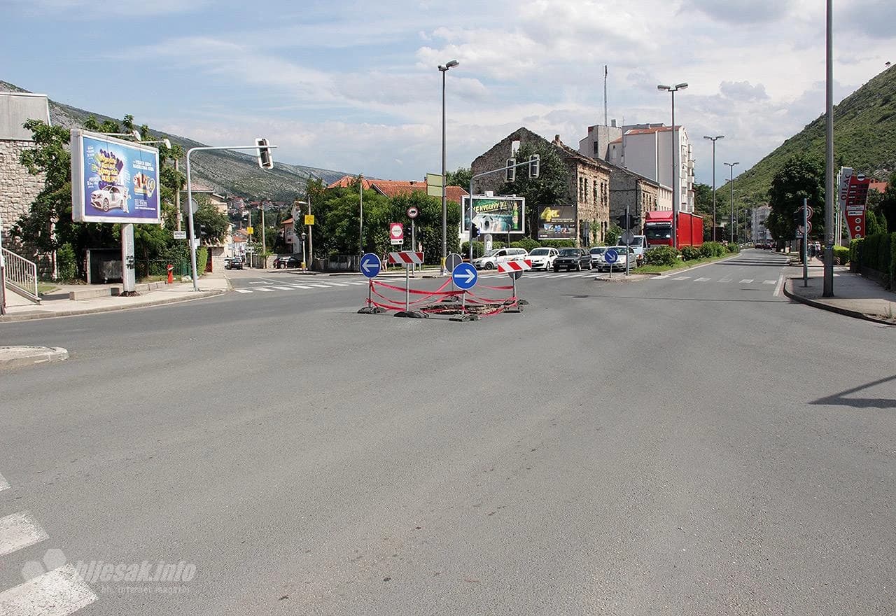 Rupa na raskrižju kod Doma zdravlja - zabilježeno u ponedjeljak 25.6.