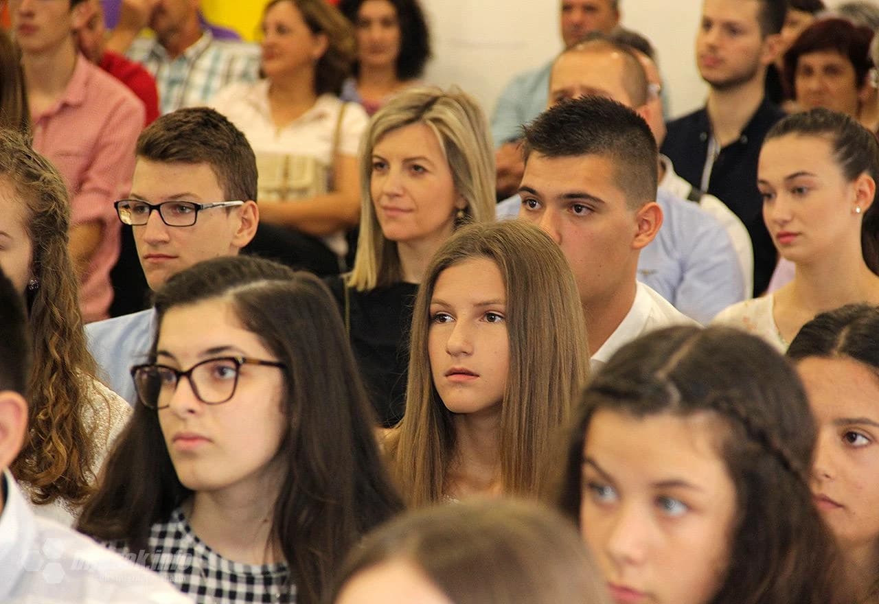 S dodjele priznanja učenicima generacije