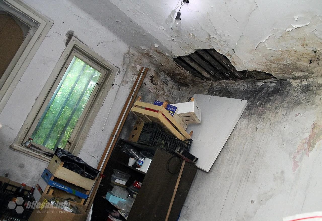 Iz ostave se vidi krovna konstrukcija kroz raspadnuti strop