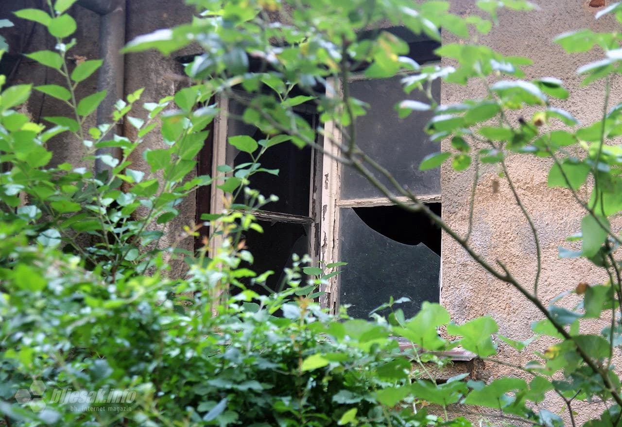 Slomljeno staklo na prozorima