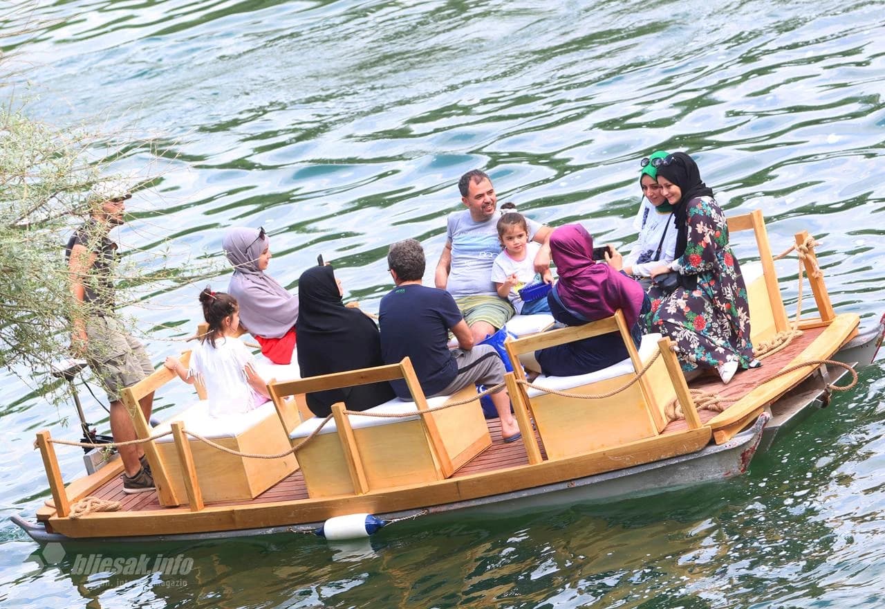 U ljepotama vodopada Kravica uživaju pretežito strani turisti