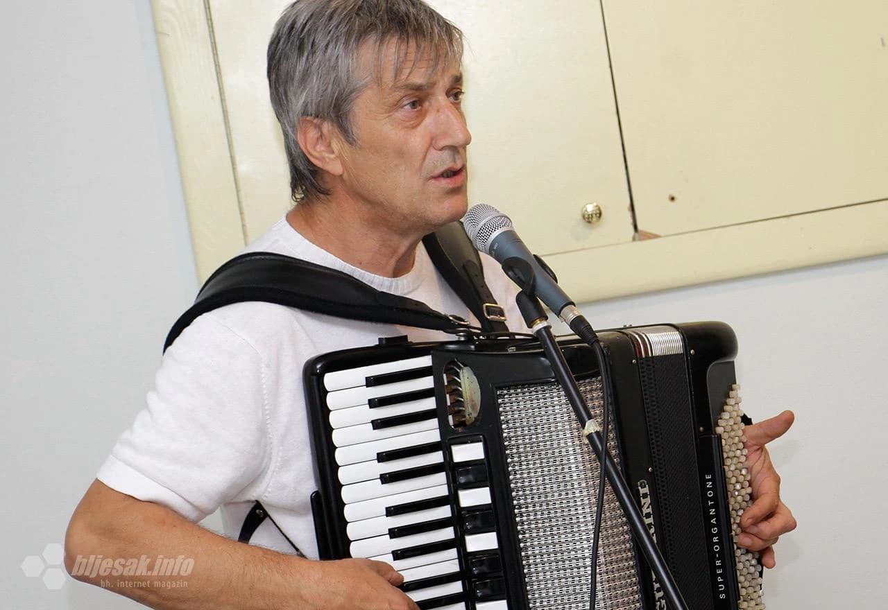 U Mostaru je u četvrtak u Ćorovića kući održana promocija knjige "Ostajte ovdje"