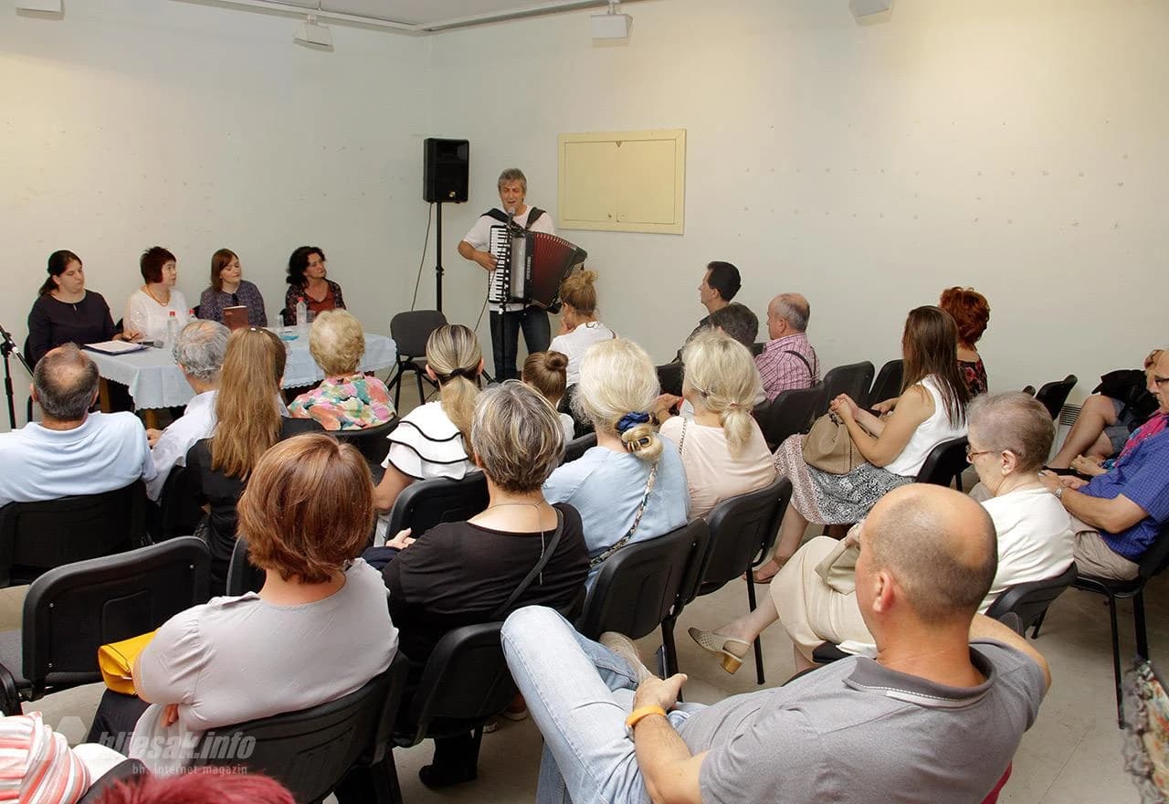 U Mostaru je u četvrtak u Ćorovića kući održana promocija knjige "Ostajte ovdje"