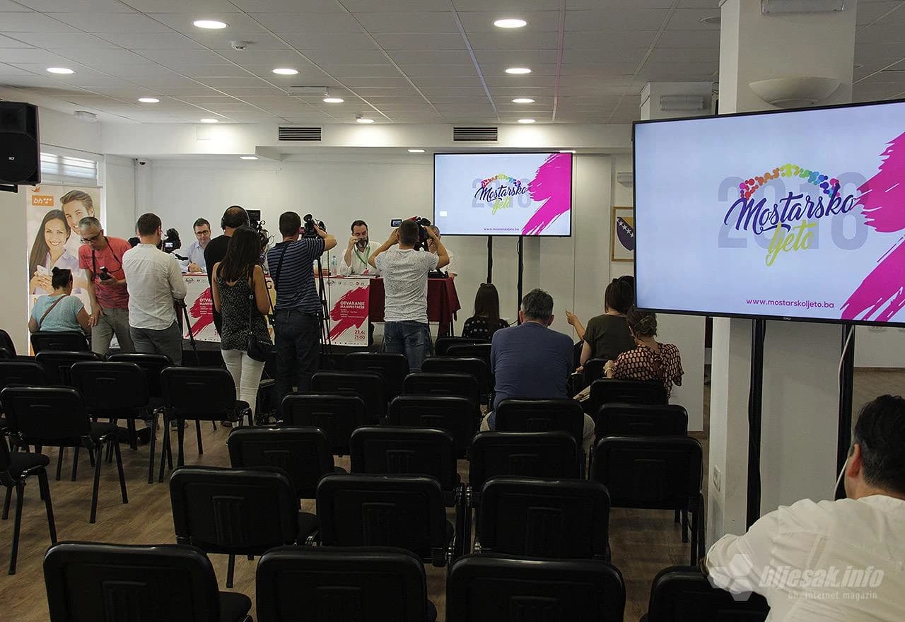 S konferencije za novinare