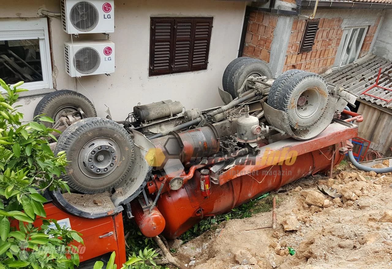 Cisterna JKP Čapljina završila u kući u Dretelju