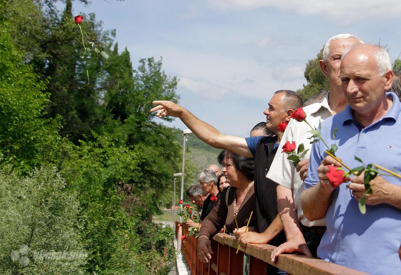 Spuštanjem cvijeća u rijeku Bunu i parastosom u Staroj crkvi u Mostaru danas je obilježeno 26 godina od stradanja Srba u dolini rijeke Neretve