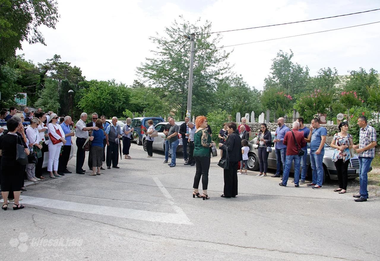 Spuštanjem cvijeća u rijeku Bunu i parastosom u Staroj crkvi u Mostaru danas je obilježeno 26 godina od stradanja Srba u dolini rijeke Neretve