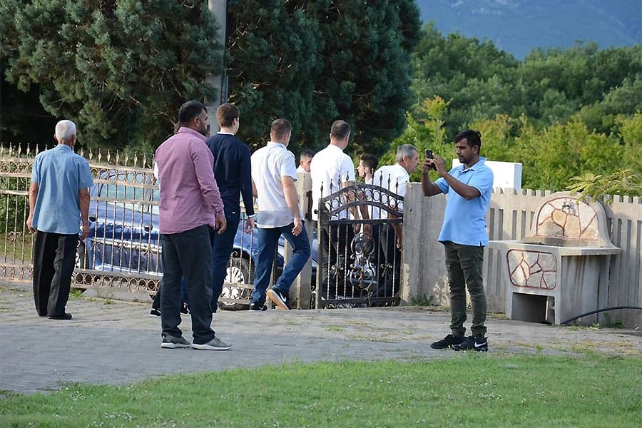 Migranti iz Salakovca bajram-namaz klanjali s mještanima u lokalnoj džamiji