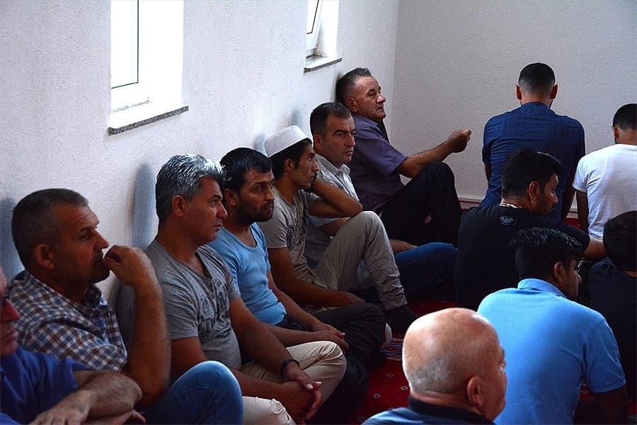 Migranti iz Salakovca bajram-namaz klanjali s mještanima u lokalnoj džamiji