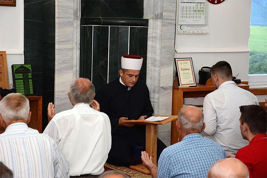 Migranti iz Salakovca bajram-namaz klanjali s mještanima u lokalnoj džamiji