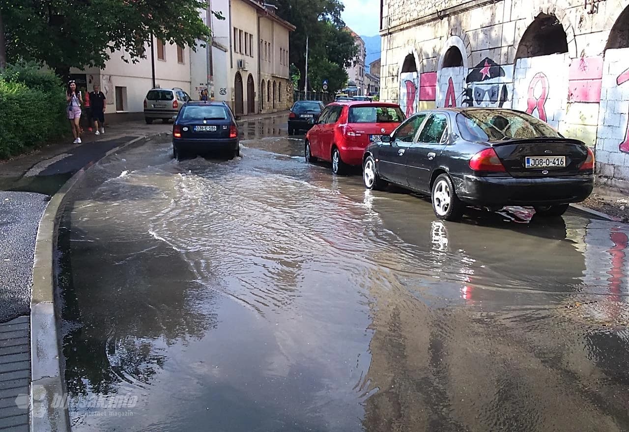 Jezero se stvorilo na prometnici