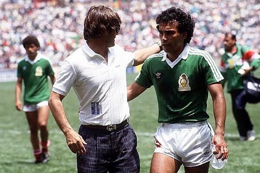 Velibor 'Bora' Milutinović (7. rujna 1944. u Bajinoj Bašti, Kraljevina Jugoslavija) je bivši nogometaš Bora, Partizana, OFK Beograda, Monaca, Nice i nogometni trener