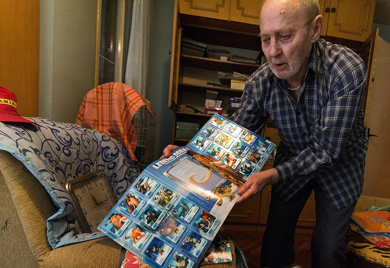  Ljubiša Stamenković pokazuje albume