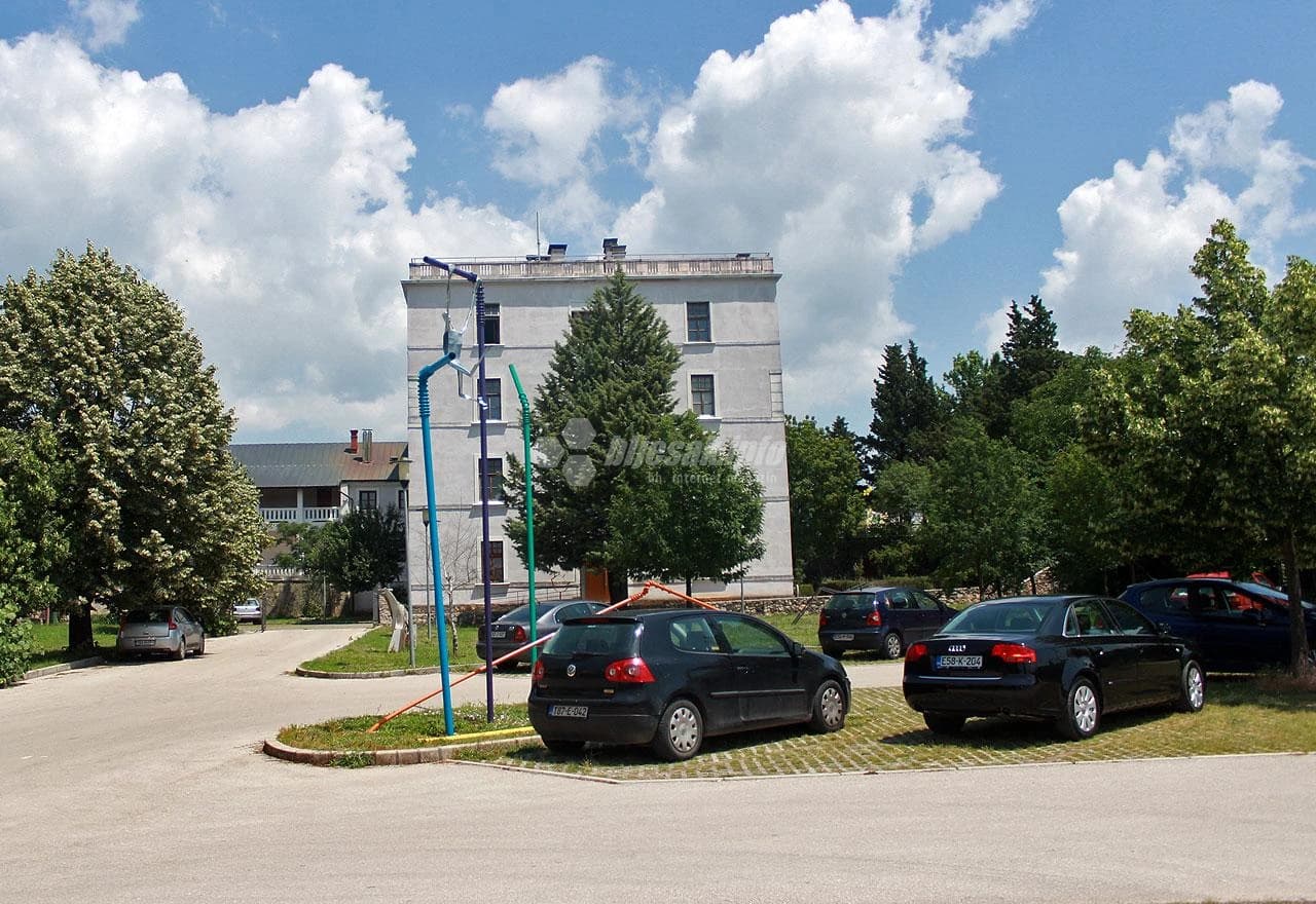 Oštećena skulptura u dvorištu ALU Široki Brijeg