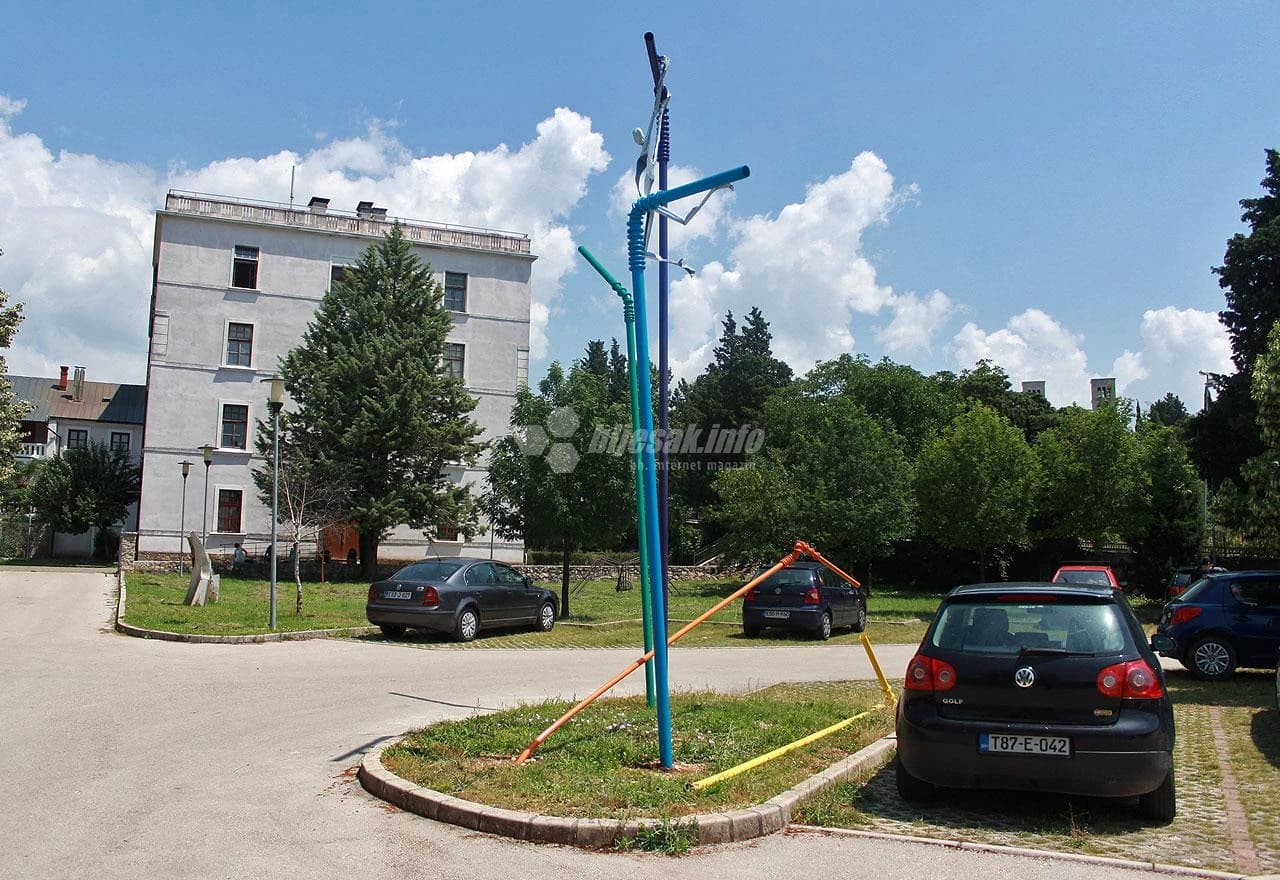 Oštećena skulptura u dvorištu ALU Široki Brijeg