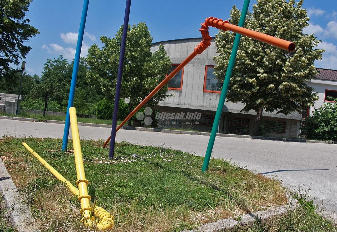 Oštećena skulptura u dvorištu ALU Široki Brijeg