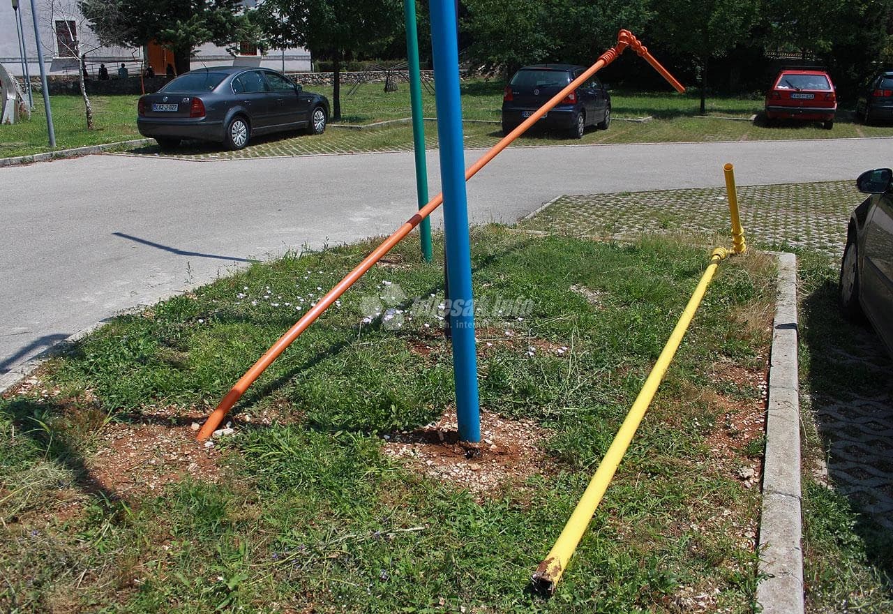 Oštećena skulptura u dvorištu ALU Široki Brijeg