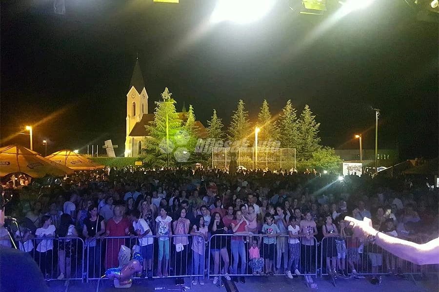 Mladen Grdović na pučkom veselju u Potocima