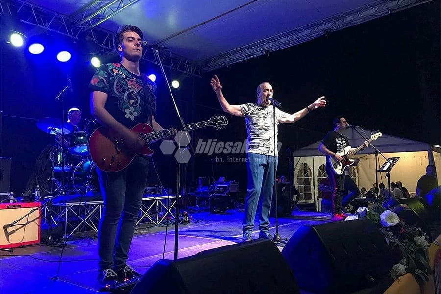 Mladen Grdović na pučkom veselju u Potocima