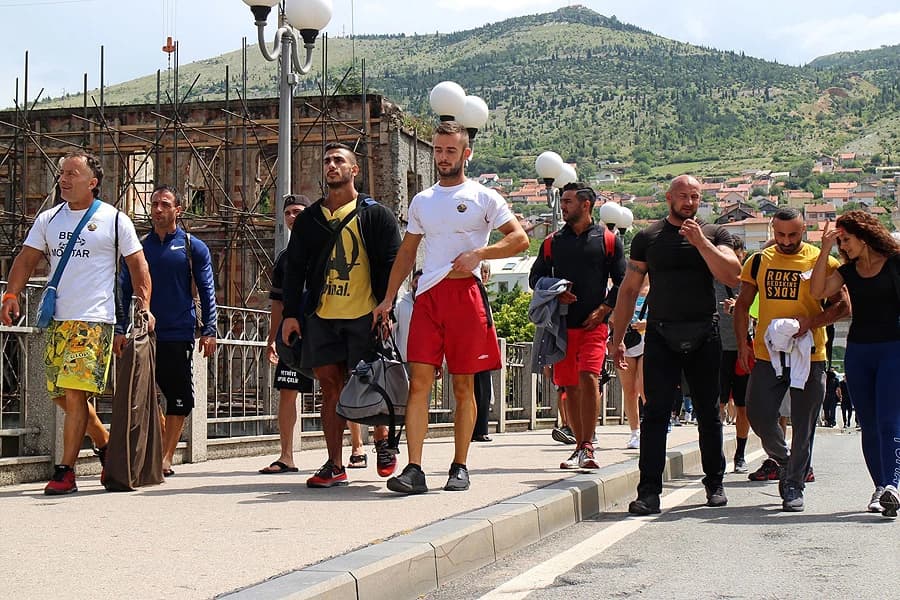 Bodybuilderi prošetali Mostarom