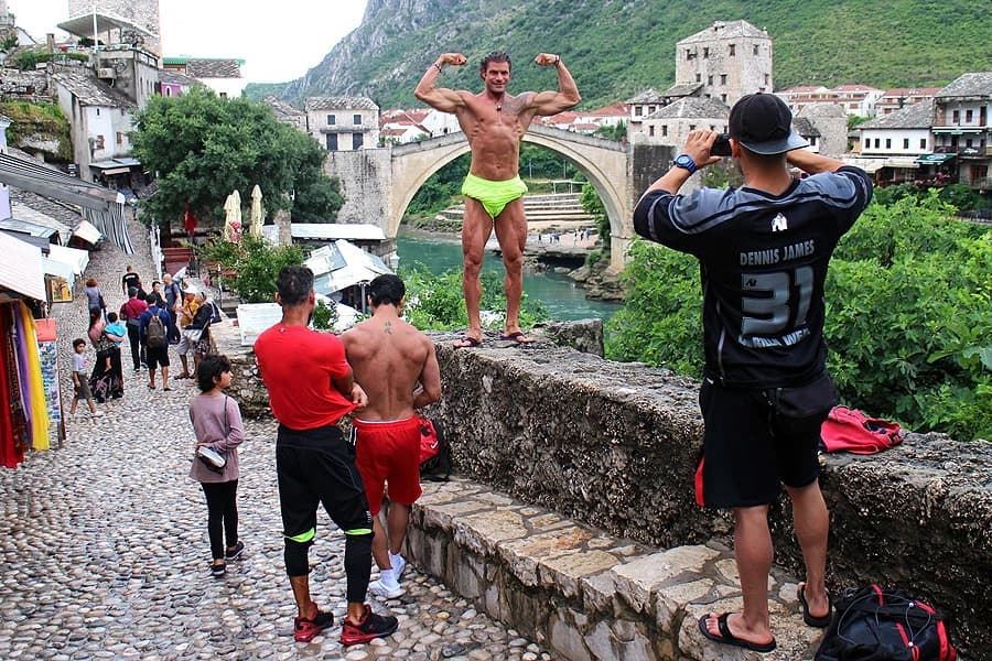 Bodybuilderi prošetali Mostarom