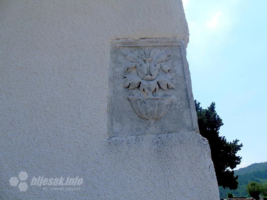 Jedna od rimskih spolija u zidu kapele