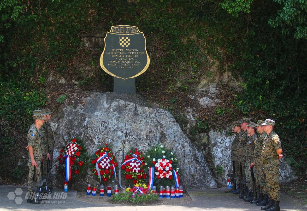 Spomenik hrvatskim braniteljima u Počitelju