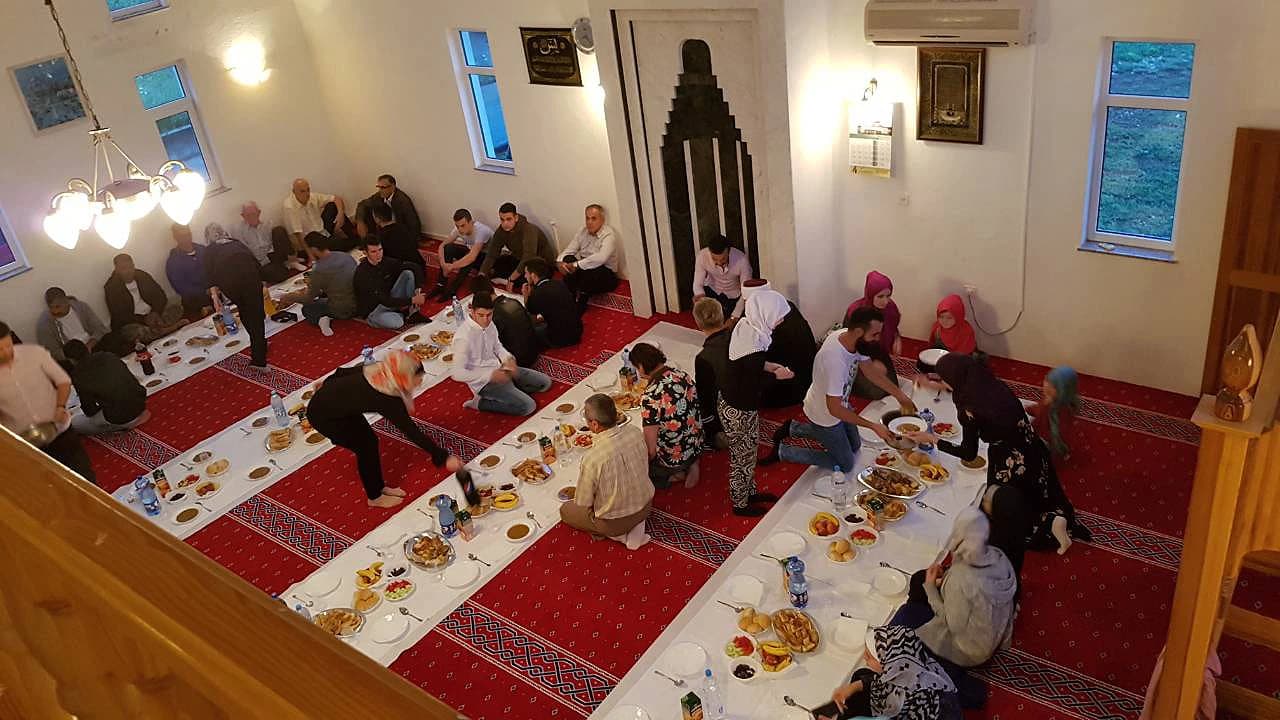 Brojni mještani na iftaru