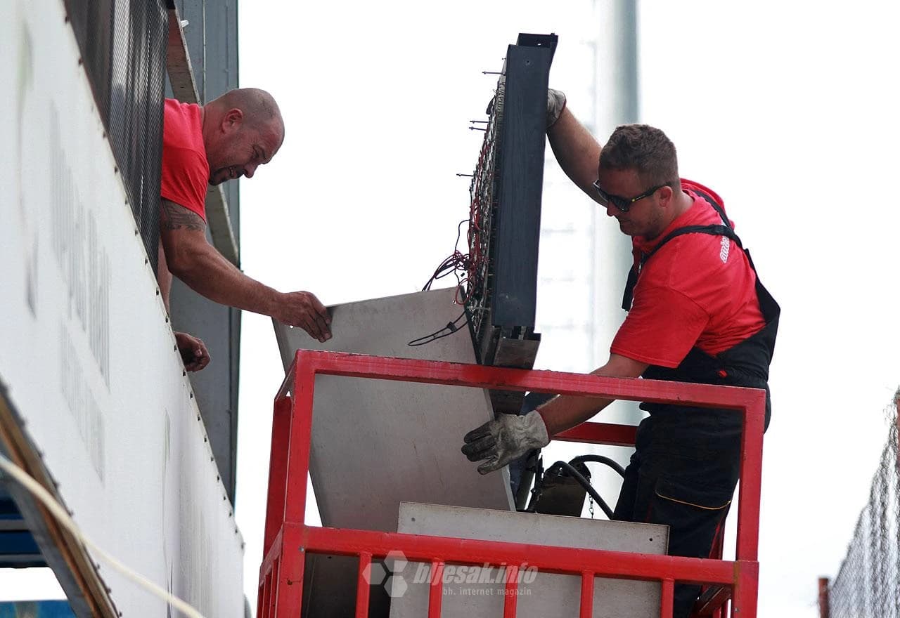 Demontaža starog semafora na Pecari