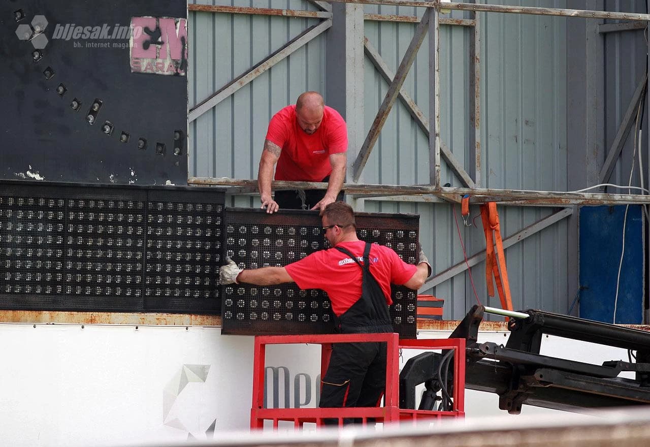 Demontaža starog semafora na Pecari