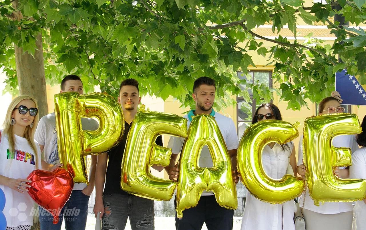 Šetnjom za mir mostarski studenti poručili da žele suživot i zajedničku BiH.