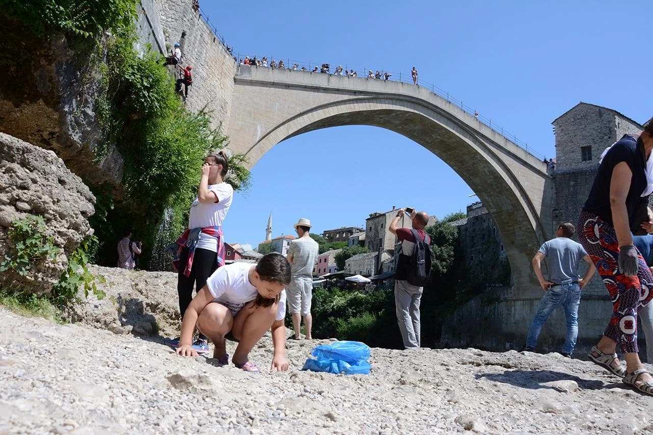 Ronilački klub ''Neretva'' i ove godine organizirao je tradicionalnu ekološku akciju čišćenja korita i obala rijeka Neretve i Radobolje, Starog mosta, kula i starog dijela grada Mostara.