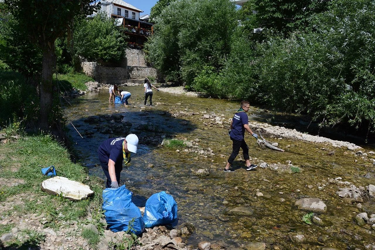 Ronilački klub ''Neretva'' i ove godine organizirao je tradicionalnu ekološku akciju čišćenja korita i obala rijeka Neretve i Radobolje, Starog mosta, kula i starog dijela grada Mostara.