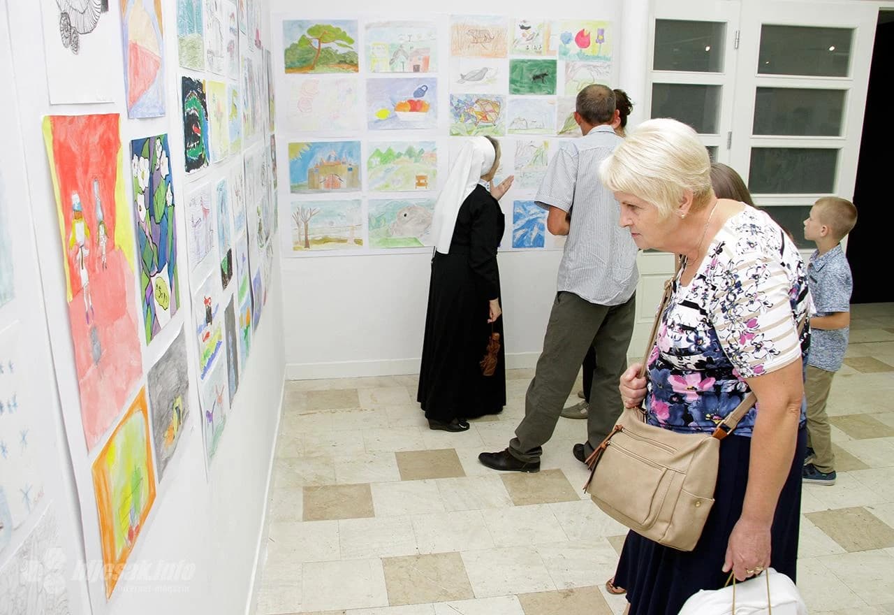 Izložena umjetnička djela stvarana su kroz školsku 2017./2018. godinu pod vodstvom akademskih slikara i grafičara Mirjane Drežnjak Naletić i Marija Naletilića.