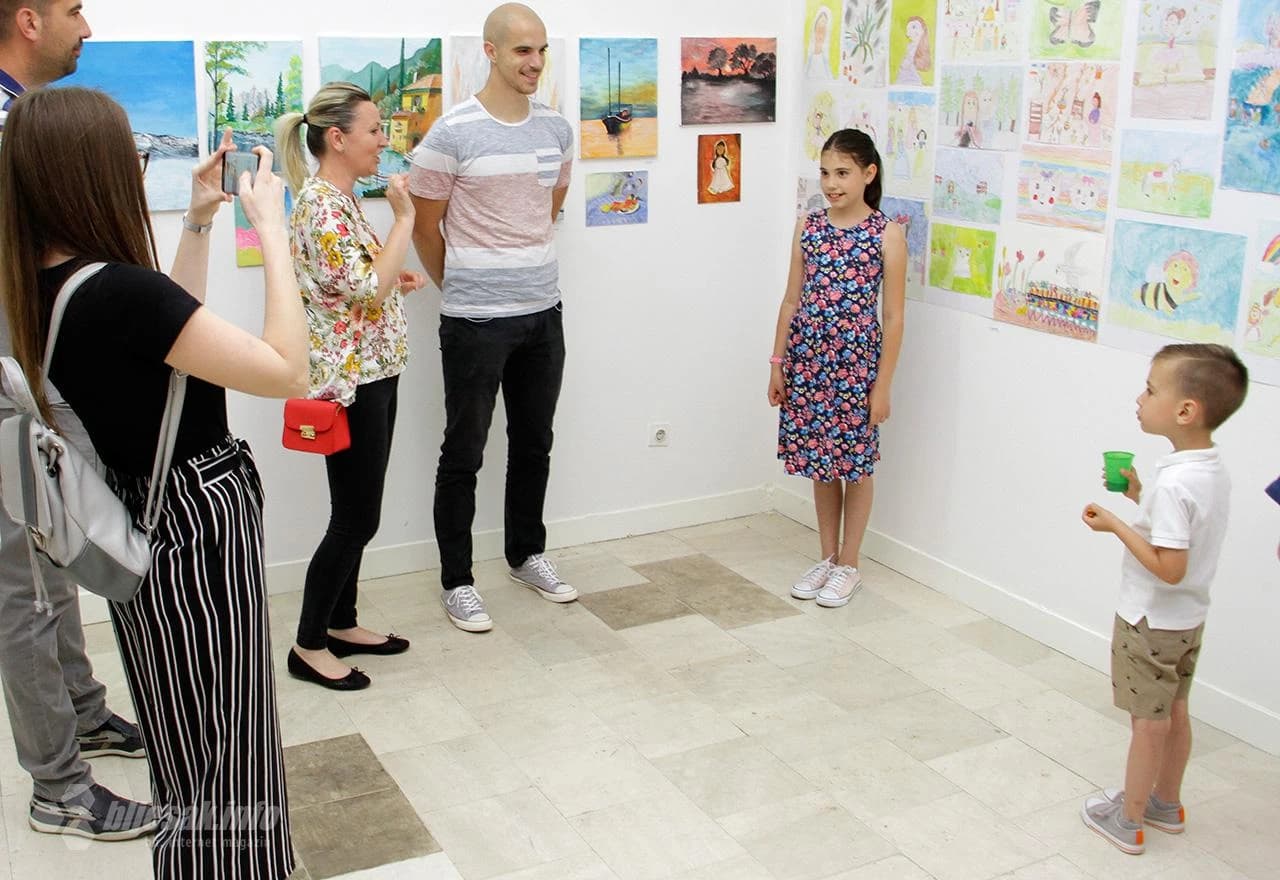 Izložena umjetnička djela stvarana su kroz školsku 2017./2018. godinu pod vodstvom akademskih slikara i grafičara Mirjane Drežnjak Naletić i Marija Naletilića.