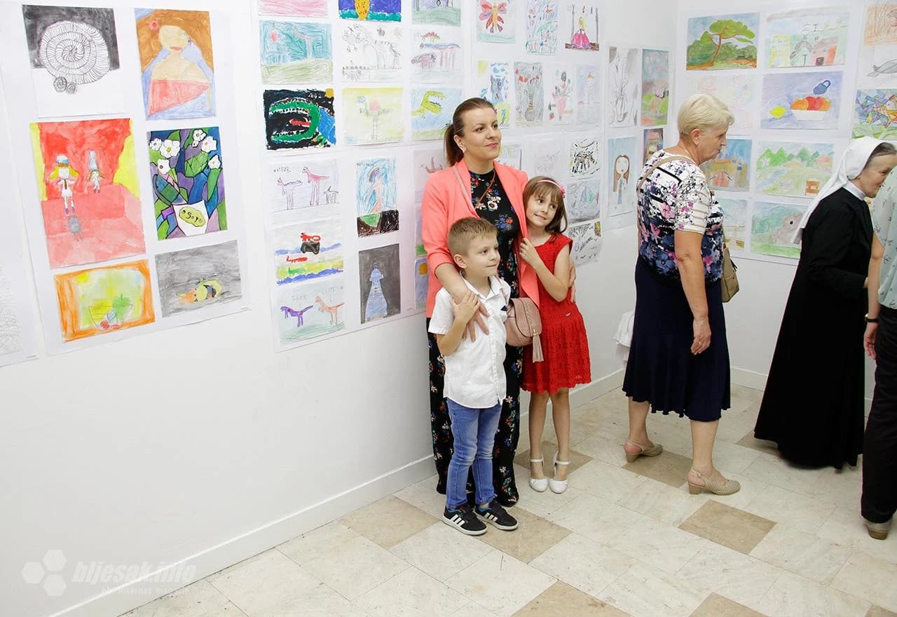 Izložena umjetnička djela stvarana su kroz školsku 2017./2018. godinu pod vodstvom akademskih slikara i grafičara Mirjane Drežnjak Naletić i Marija Naletilića.