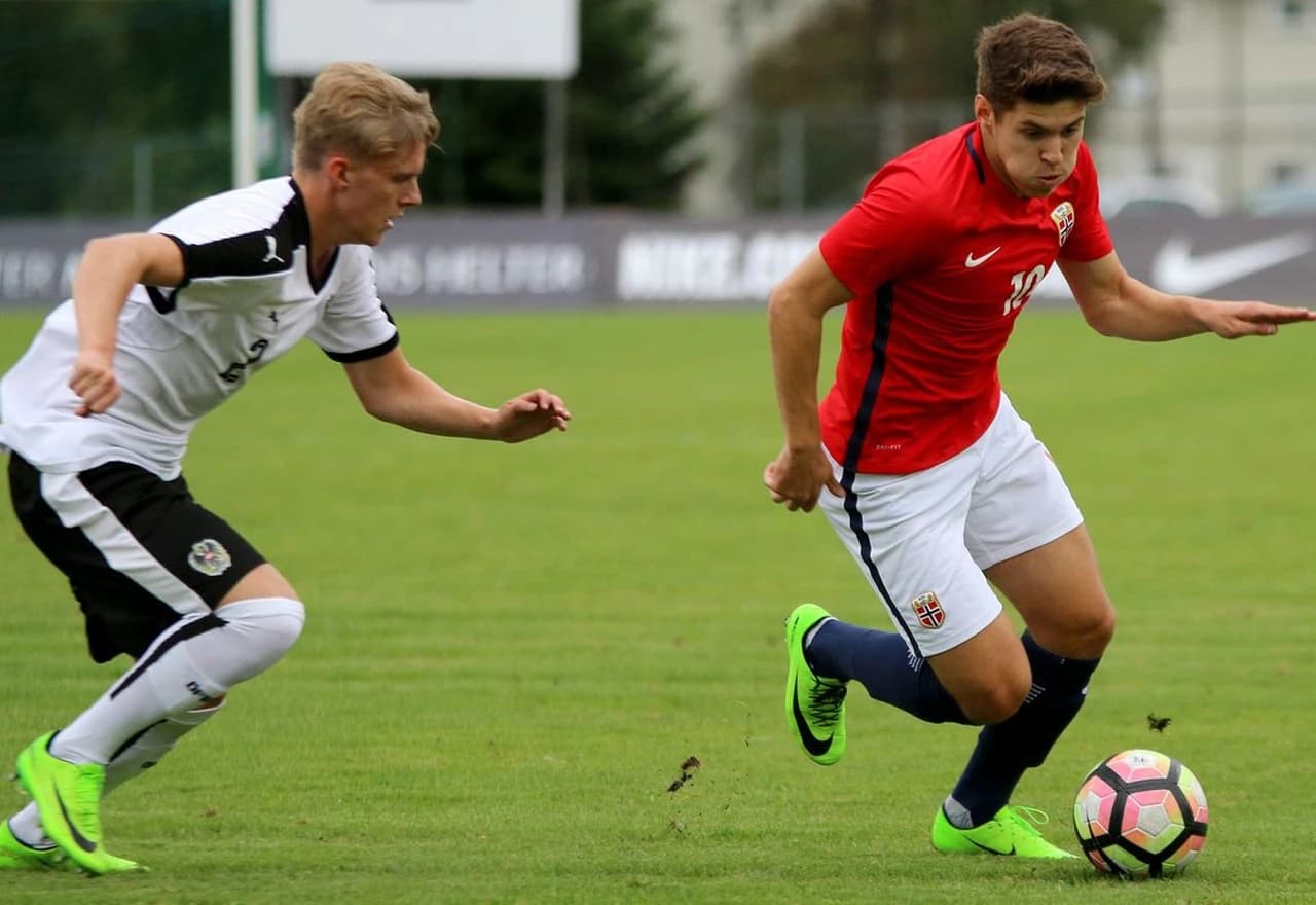 Eman Marković (s loptom)