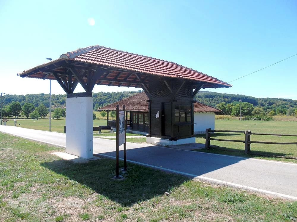 Ulaz u spomen-kompleks u Takovu