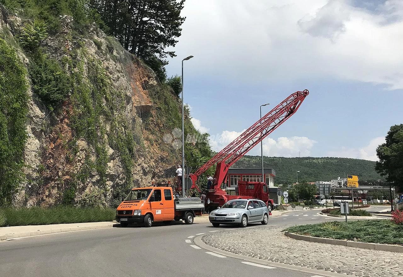 Postavljena nova zaštitna mreža na kružnom toku u Klancu