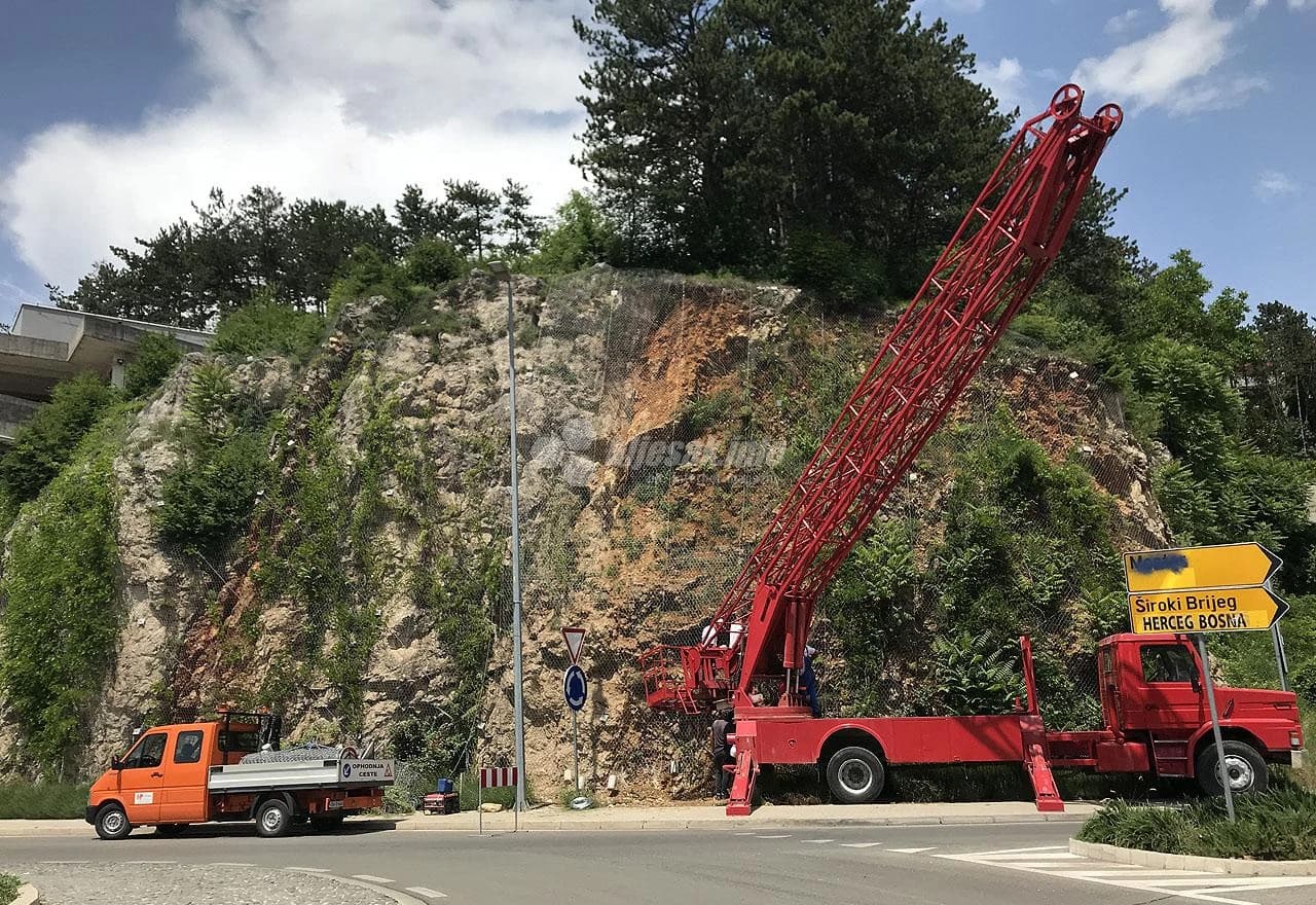 Postavljena nova zaštitna mreža na kružnom toku u Klancu