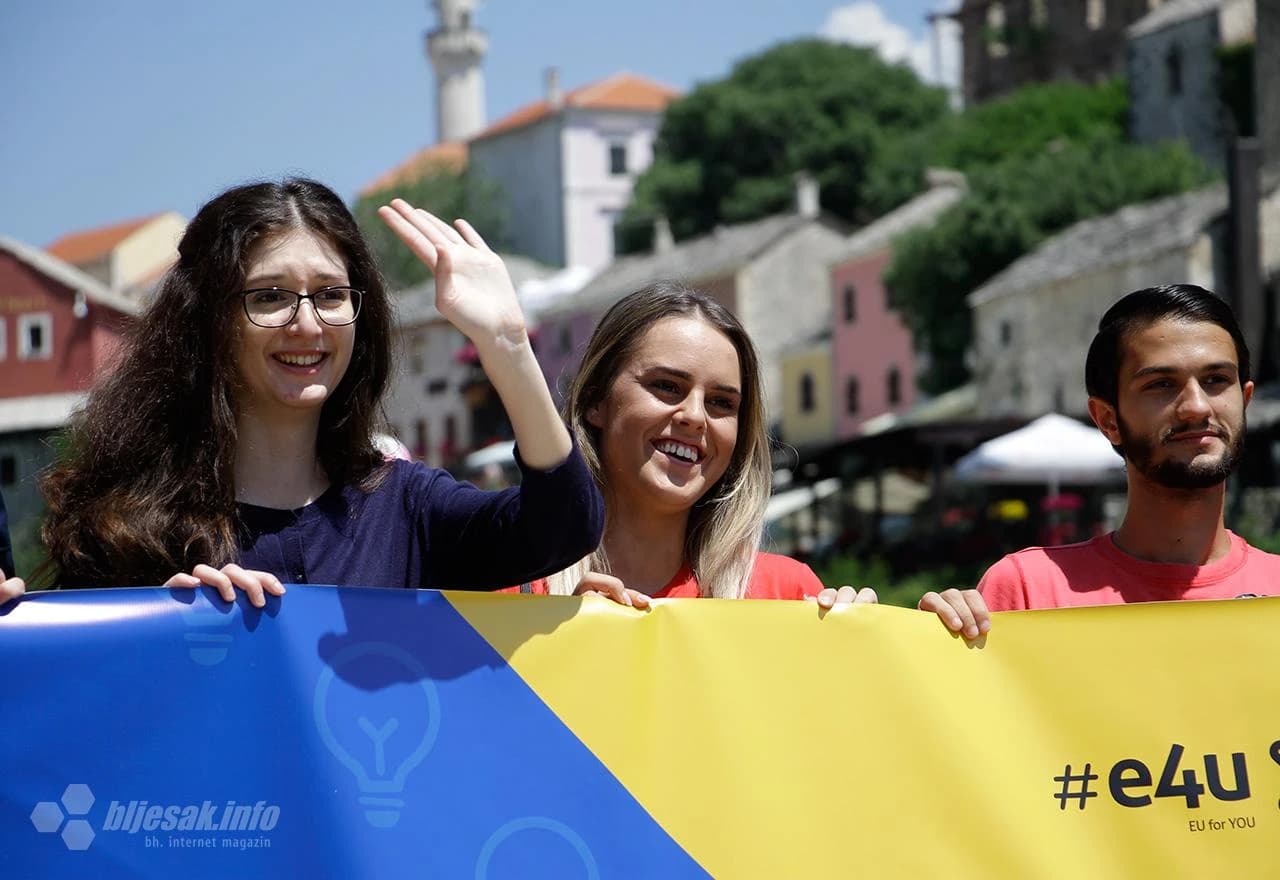 Kampanja studenata Ekonomskih fakulteta 'Ja BiH upalio svjetlo, a ti?'