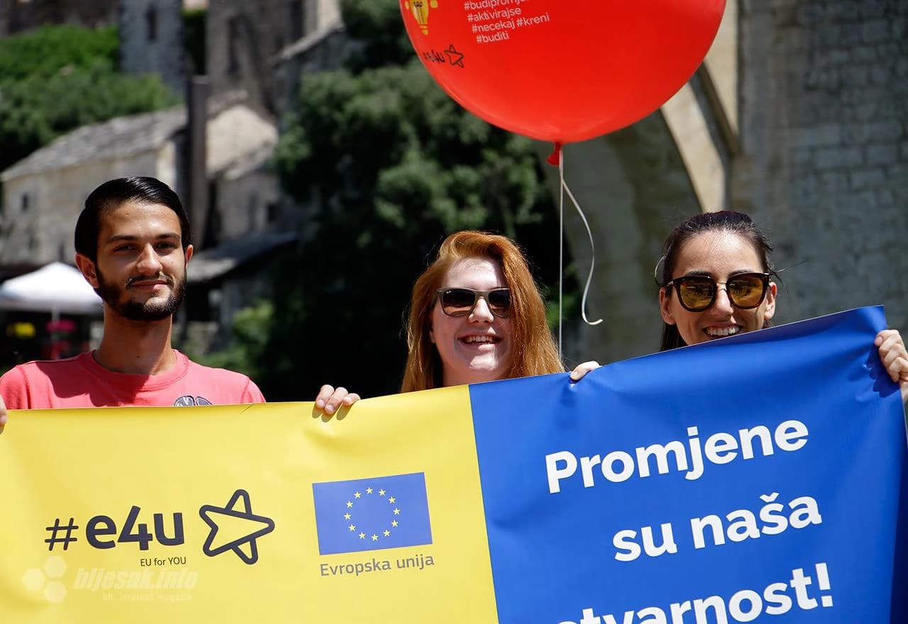 Kampanja studenata Ekonomskih fakulteta 'Ja BiH upalio svjetlo, a ti?'