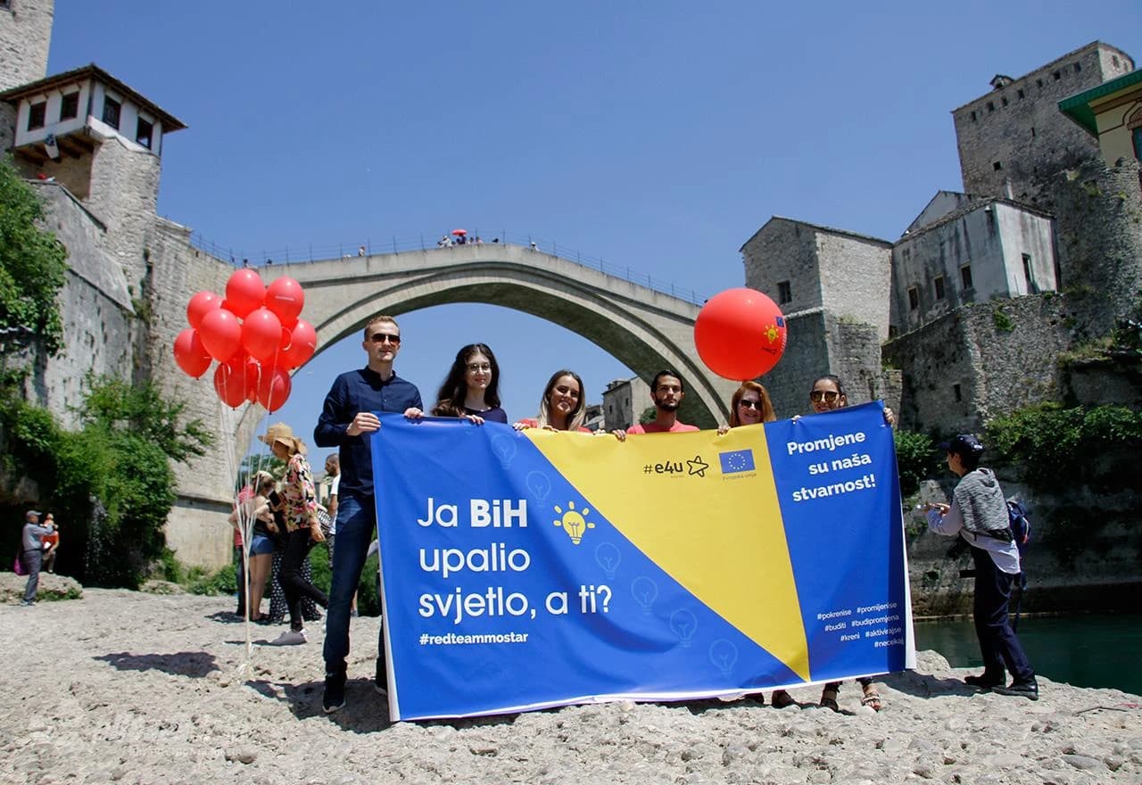 Kampanja studenata Ekonomskih fakulteta 'Ja BiH upalio svjetlo, a ti?'