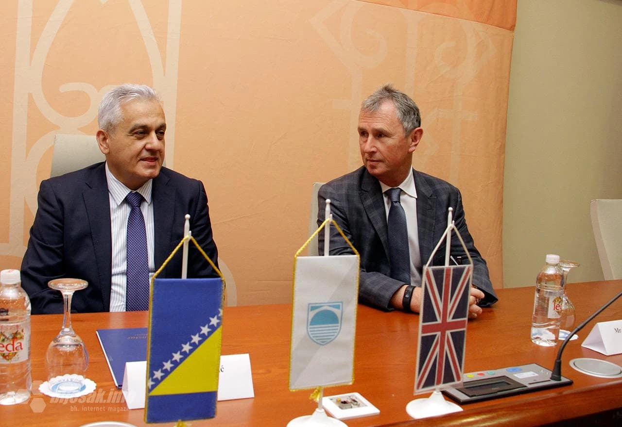 Posjeta parlamentarnog izaslanstva Velike Britanije pri Interparlamentarnoj uniji gradonačelniku Mostara, Ljubi Bešliću. 