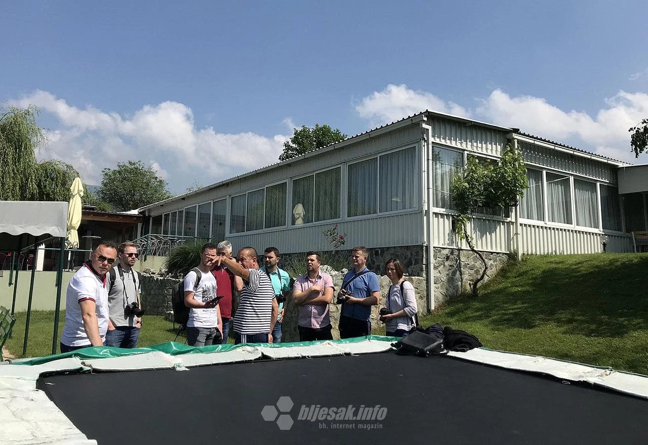 Novinari s vlasnikom ''Lagune'' Tomom Bilićem